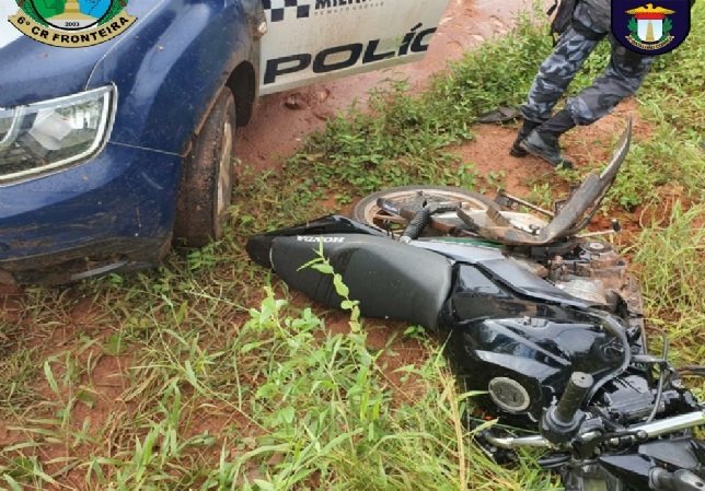 Homem tenta fugir da PM depois de roubo, mas acaba preso após colidir de frente com viatura