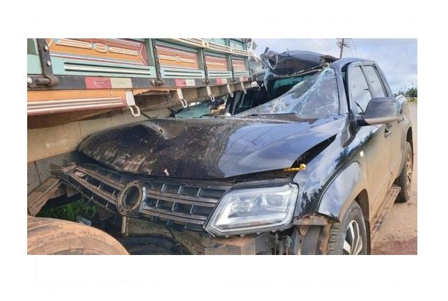 Motorista bate Amarok na traseira de carreta estacionada e 'fratura' pescoço