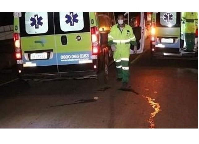 Batida entre carretas mata motorista; carga de soja derrama na pista