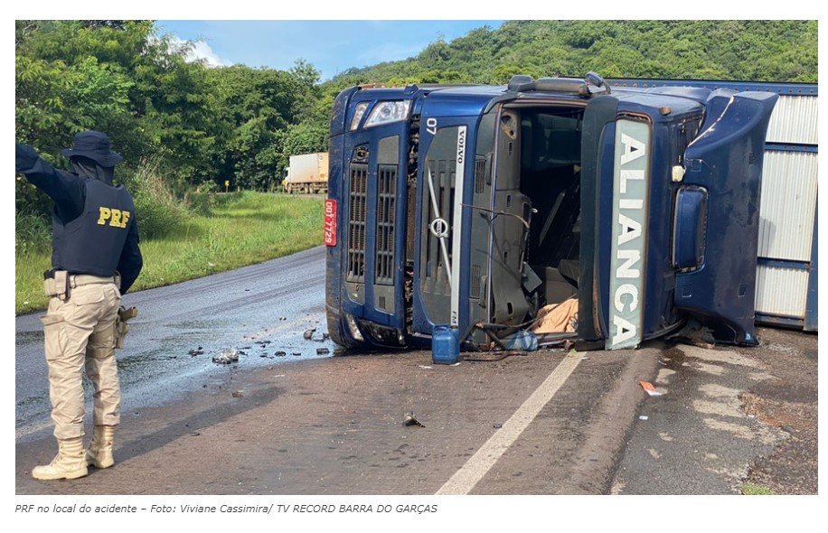 Caminhão que transportava gado tomba em BR, motorista sofre fraturas e animais ficam feridos e mortos