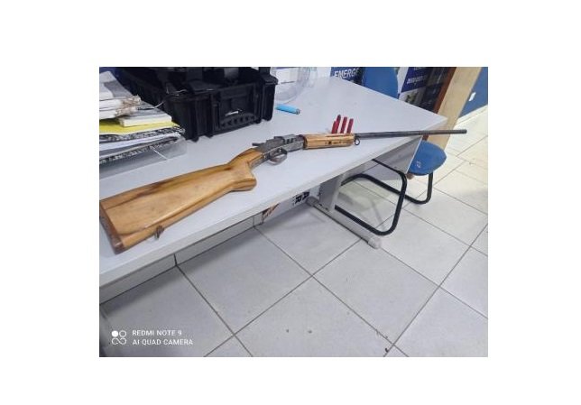 Homem é preso após agredir e ameaçar os pais e irmão com arma de fogo