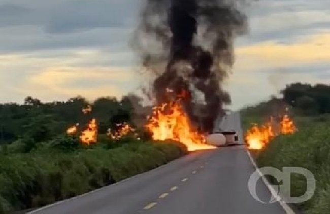 Carreta que transportava etanol pega fogo após tombar em rodovia de MT; vídeo