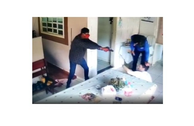 Bandidos armados agridem família durante assalto em MT