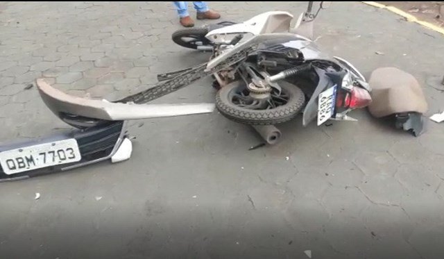 URGENTE: Carro de aplicativo atropela casal de moto no centro de Colíder. (vídeo)