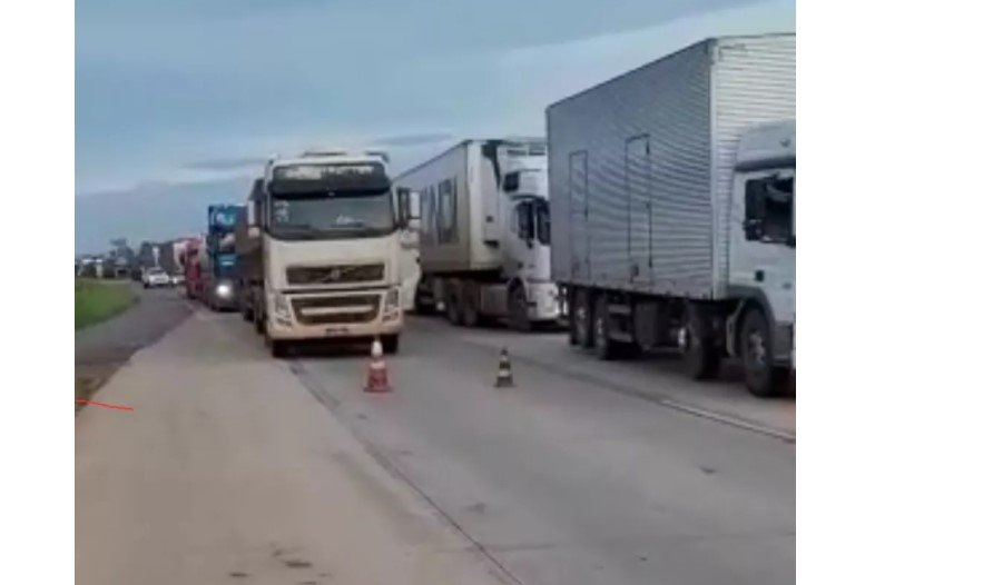 URGENTE: Caminhoneiros fazem bloqueio em trecho da BR-364 para cobrar melhorias na estrada em MT