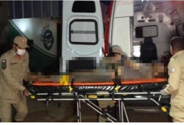 Mecânico morre prensado por dois carros durante manutenção