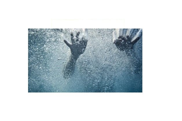 Criança de dois anos cai em piscina e morre afogada em MT