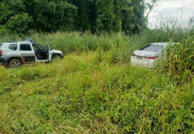Bandidos invadem casa de advogado e roubam moto e Corolla