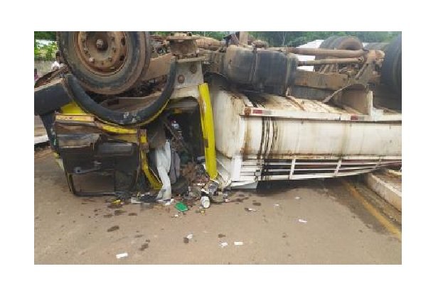 Motorista morre após caminhão-pipa bater contra casa em MT