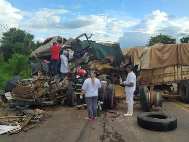 URGENTE: Motorista morre em colisão entre carretas na BR-163; entre Santa Helena e Terra Nova, pista interditada(Fotos)