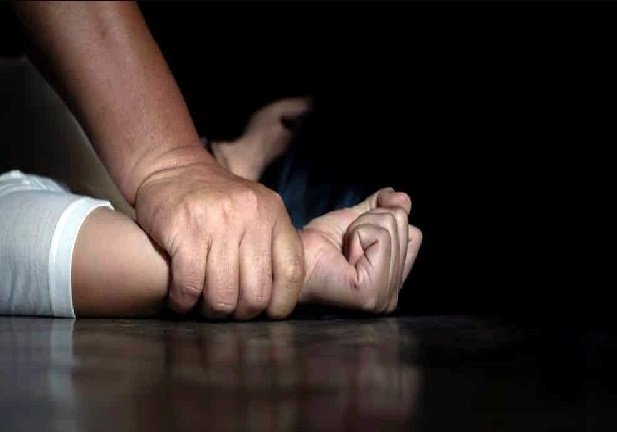 Mulher é rendida e estuprada por bandido em moto