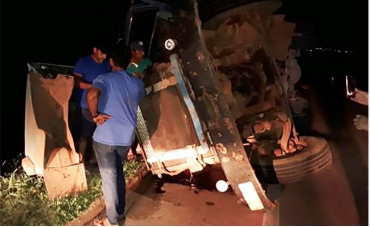 Carreta carregada com madeiras tomba em rodovia no Nortão