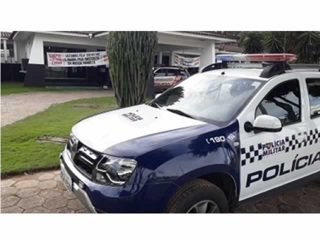 Homem é preso por tentar matar com facão esposa e filho