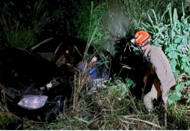 Veículo cai em vala e idoso fica preso às ferragens na BR-163