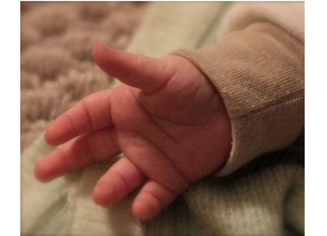 Criança rola na cama enquanto dorme e mata irmãozinho de 21 dias