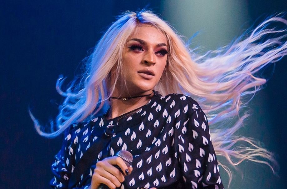 De calcinha, Pabllo Vittar comete deslize, mostra tudo e choca a web