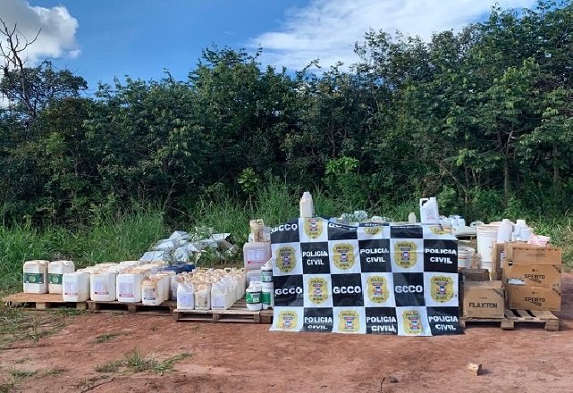 Polícia apreende defensivos agrícolas vencidos e descartados irregularmente em fazenda