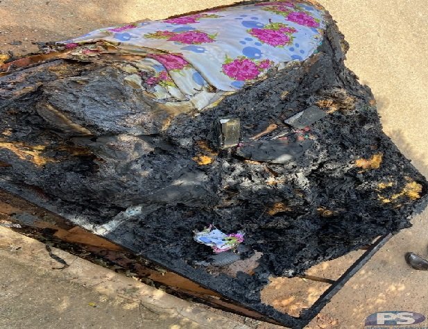 Celular ligado em tomada causa incêndio em residência