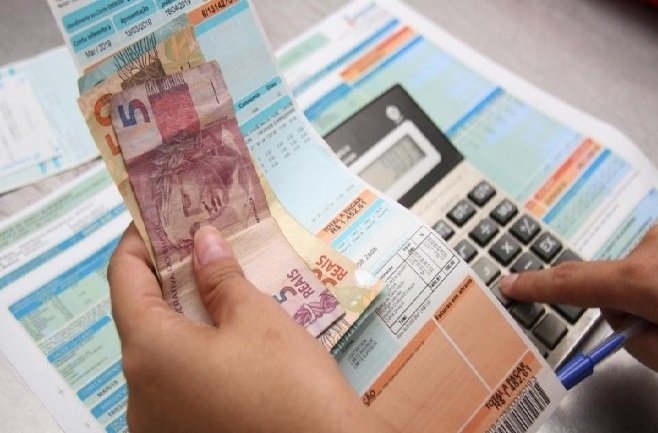 Contas de luz continuam com valor extra