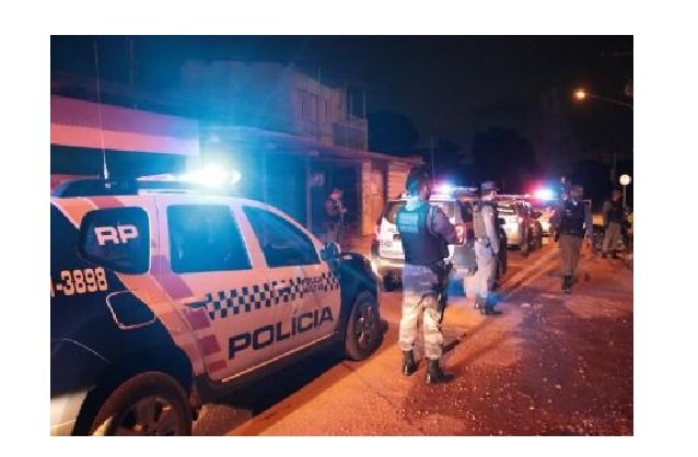 PM resgata menor de 14 anos que se afogava dentro de bueiro; veja