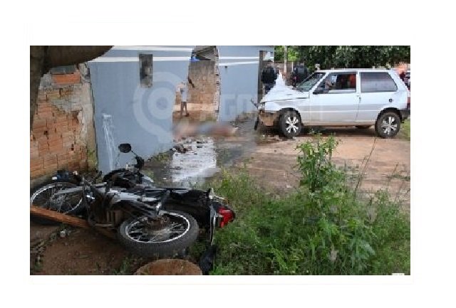 Carro invade calçada e atropela pai e filho; homem morre prensado