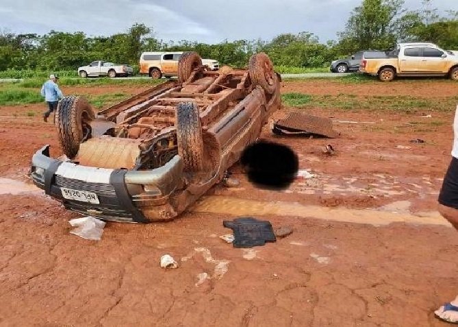 Bebê é encaminhado ao hospital após carro da família capotar