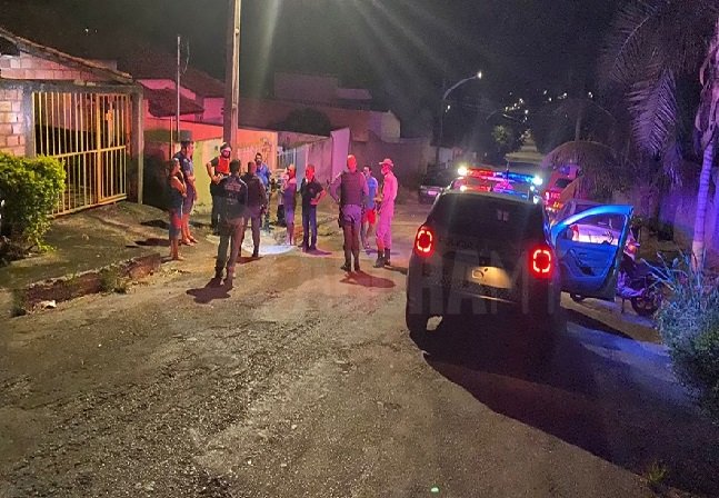 Homem é chamado no portão de casa e ao sair para atender é atingido por tiros e morre a caminho do hospital