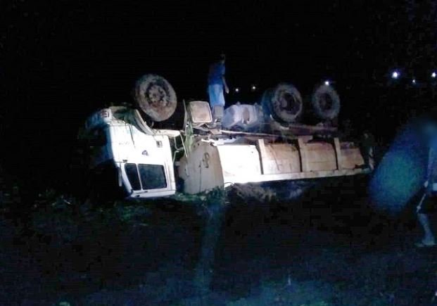 Alta Floresta: caminhão da prefeitura tomba durante a madrugada na MT-208, motorista estava embriagado