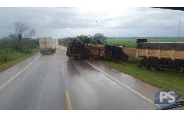 Vagão de carreta carregado com soja tomba na BR-163