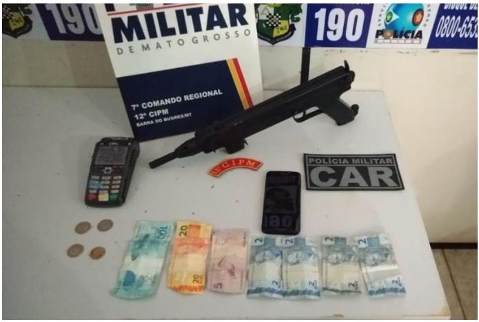 Suspeitos de facção criminosa são detidos com submetralhadora automática
