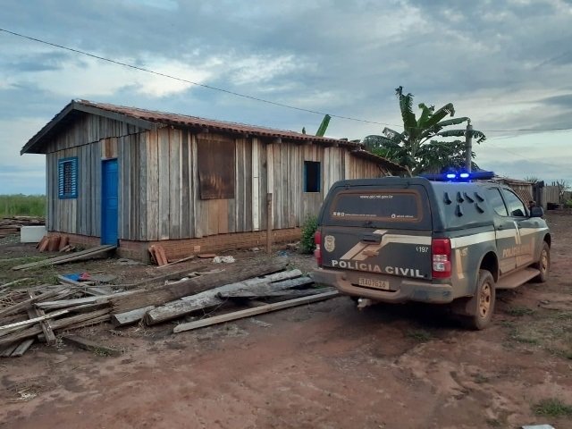 Mulher é encontrada morta à facadas em cima de sofá