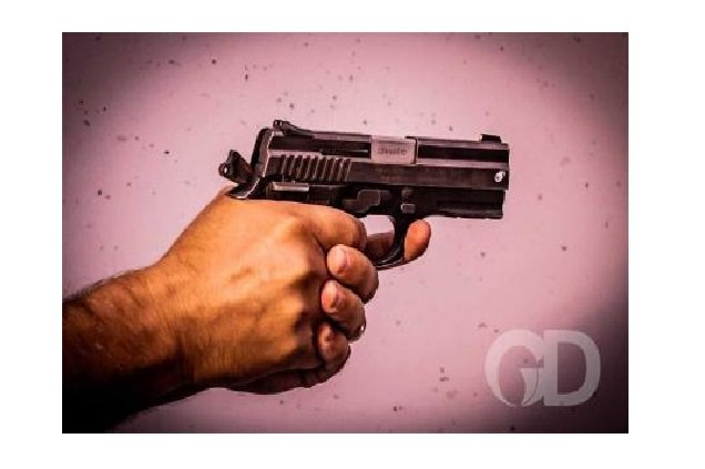 Chamado na porta, jovem vai atender e leva tiro na boca e no braço