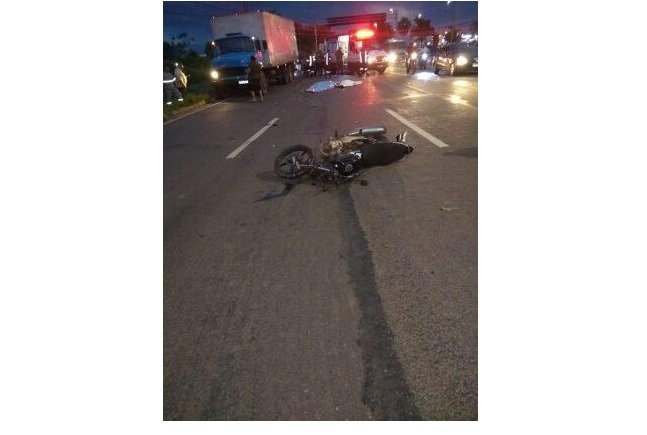 Casal morre em acidente envolvendo moto e caminhão