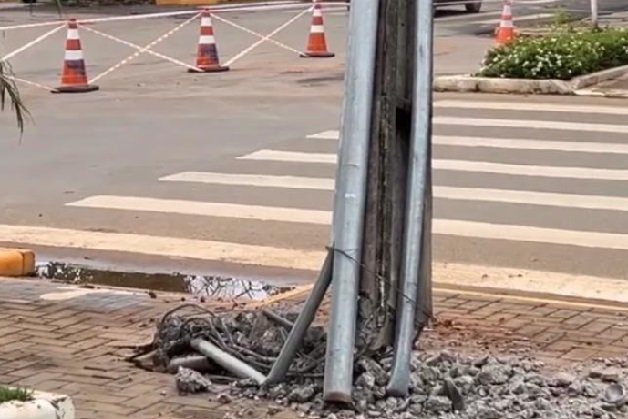 Motorista bate em poste, foge e deixa centro e mais 3 bairros sem energia