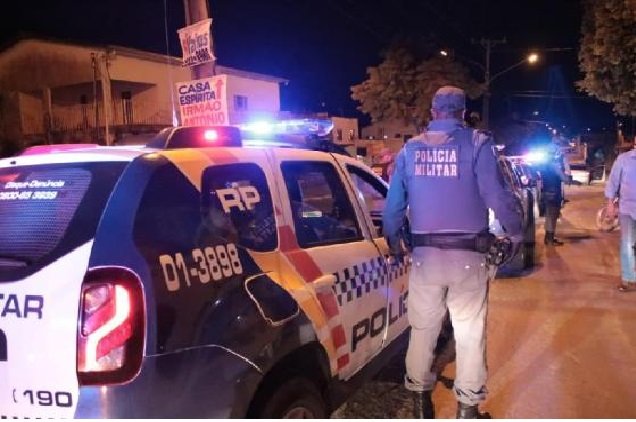 Mulher ensanguentada invade casas e é contida com bala de borracha