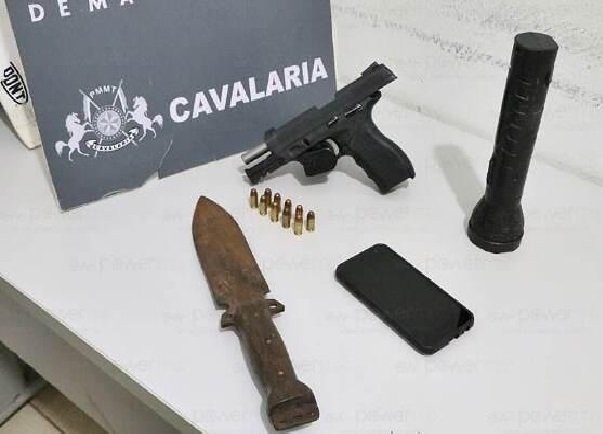 Cavalaria da PM prende homem por porte ilegal de arma de fogo