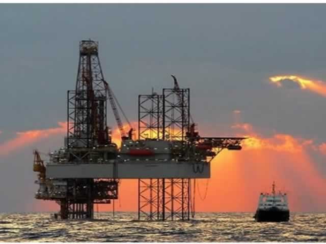 Petróleo fecha em forte alta, após confirmações de sanções ao óleo da Rússia