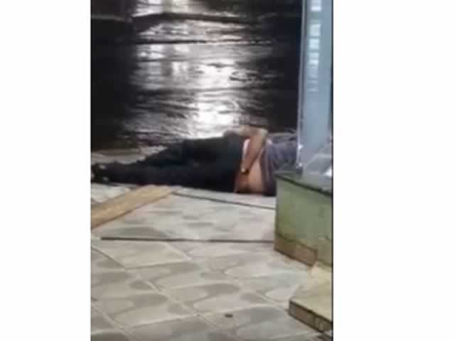 Casal é flagrado fazendo sexo na chuva em frente à igreja em MT; vídeo