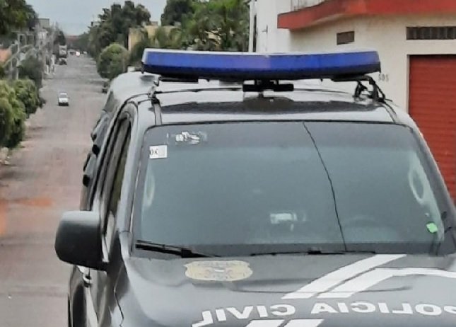 Homem invade casa, rende homem e estupra a irmã dele