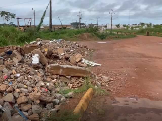 Deposito de entulhos na área urbana de Colíder, menos de 2Km da Prefeitura. (Vídeo)