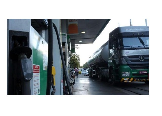 Senado aprova projeto que cria auxílio-gasolina e fundo para estabilizar preços dos combustíveis