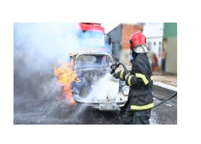 Fusca pega fogo no meio da rua em MT; motorista consegue escapar