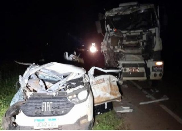 Picape capota durante ultrapassagem, bate de frente com carreta e dois morrem