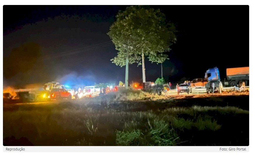 Garimpeiros do Alto Tapajós bloqueiam rodovia BR-163, em Moraes Almeida