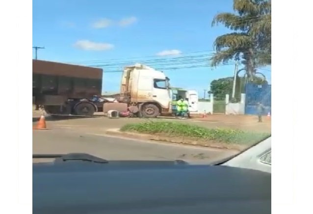 Homem morre em grave acidente entre carreta e moto