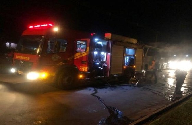 Ônibus com mais de 30 passageiros pega fogo em MT