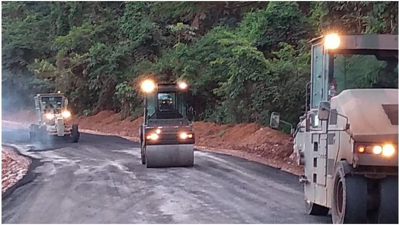 Trecho da BR-163 no Pará onde caminhoneiros de MT estavam atolados começa ser pavimentado