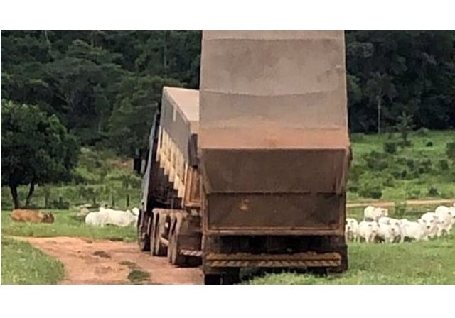 Caminhoneiro morre após caçamba encostar em fio de alta tensão
