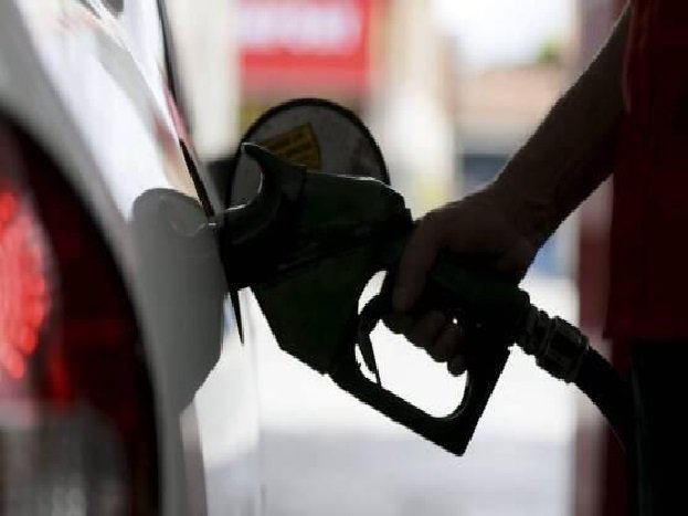 Mulher estaciona carro próximo a mercado e tem combustível furtado