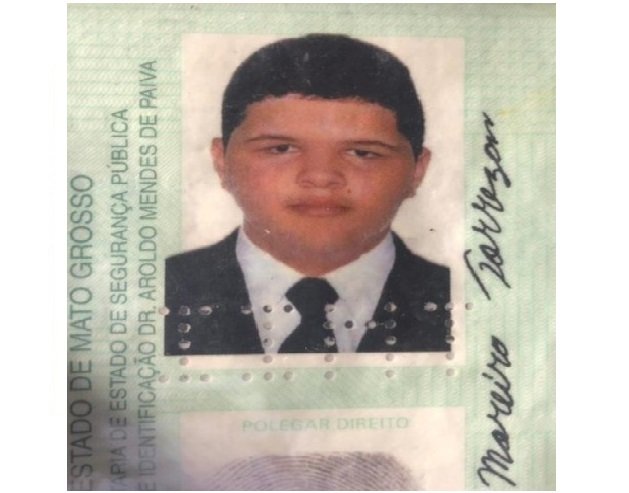 Jovem colide carro em árvore e morre em MT